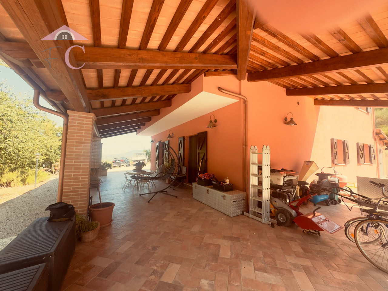 villa moderna con piscina  3.jpg